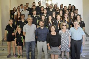 Foto de familia tras la recepción en el Ayuntamiento.