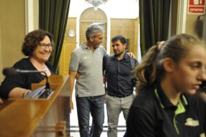 El técnico Vicente Sos y el concejal de deportes, Enric Porcar. 