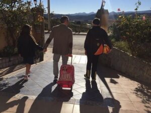 barrachina llevando a sus hijos al colegio