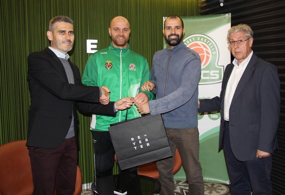 La firma Reverter hizo entrega de los uniformes al conjunto castellonense. FOTO: AMICS CASTELLÓ