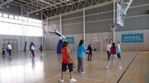 La concejalía de Deportes y Salud junto con los clubs locales organizan los campus de básquet, balonmano, triatlón y slot para niños.
