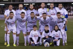 Guille Vázquez y Arturo Navarro, posan con las camisetas de la temporada 2016-17. FOTO: CD CASTELLÓN