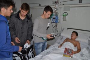 Víctor Felip, Guille y Albert Pedra, con los niños hospitalizados. FOTO: CD CASTELLÓN