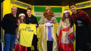 Algunos jugadores visitaron la peña Celtic Submarí, de Vila-real. FOTO: VILLARREAL CF