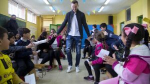 El '7' del Villarreal, protagonista de la iniciativa 'Una Estrella en tu Cole' en el colegio de Castellón. FOTO: VILLARREAL CF