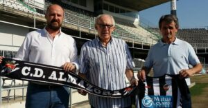 Manolo Clares, junto a David Cruz y Ramón Broch, en el césped del estadio Castalia. FOTO: CD CASTELLÓN