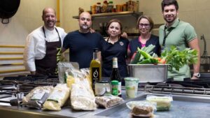 Los cocineros de la Ciudad Deportiva reciben el asesoramiento del Herbolario Navarro. FOTO: VILLARREAL CF