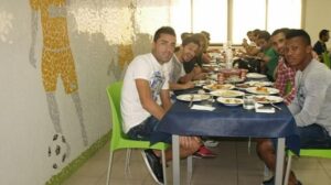 Tras el entrenamiento matinal, plantilla y cuerpo técnico han tenido una barbacoa. FOTO: villarrealcf.es