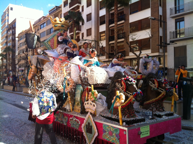 Finalmente el acto más esperado por los niños ha podido llevarse a cabo. Esta mañana, tras la cancelación ayer del evento a causa de la lluvia, ha podido celebrarse el desfile bajo el sol que ha brillado esta mañana en la ciudad de Castellón. Así los 10.000 kilos de confeti que estaban previstos han sido lanzados a las 11:00 desde las diferentes carrozas que han realizado el recorrido previsto para el día de ayer en la Avenida del Rey, para alegrar a los más jóvenes de la capital.