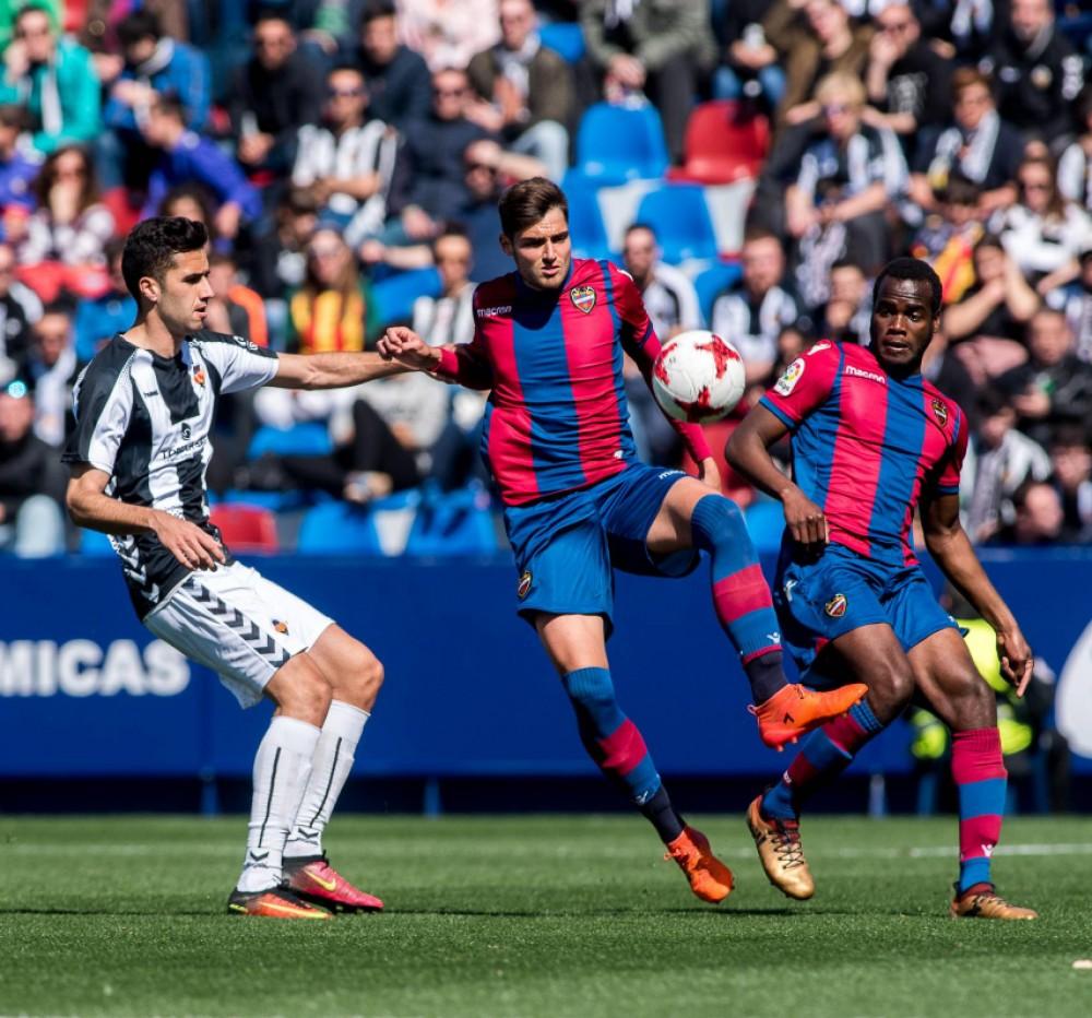 David Cubillas y Javi Ramírez, en un lance del partido. FOTO: UD LEVANTE