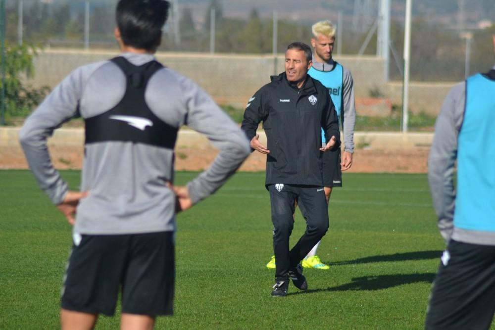 El técnico Óscar Cano durante el entrenamiento de este miércoles en Orpesa. FOTO: CD CASTELLÓN