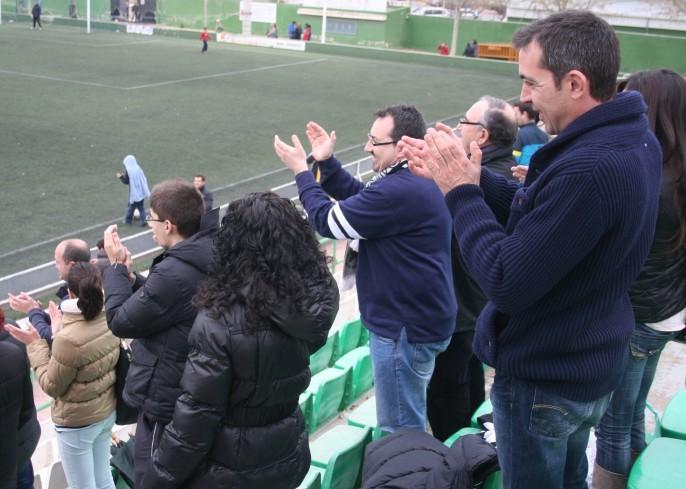 Los aficionados albinegros desplazados a San Vicente aplauden a los jugadores cuando abandonaban el terreno de juego.