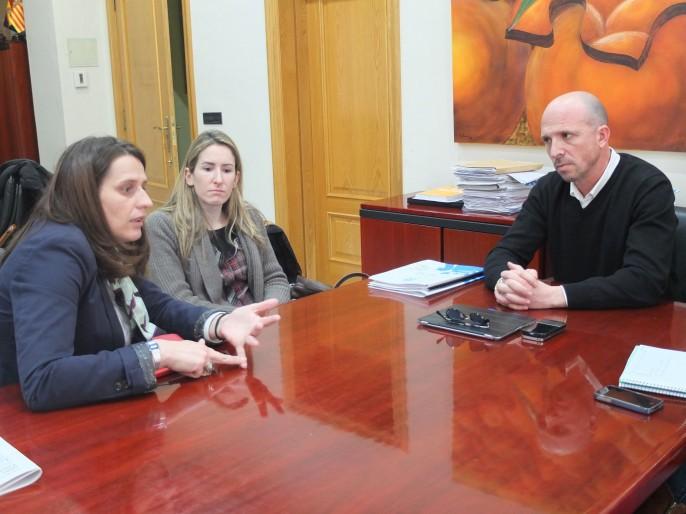 Reunión con la presidenta del Colegio Profesional de Bibliotecarios y Documentalistas de la Comunidad Valenciana. 12/02/2014. AYUNTAMIENTO DE NULES
