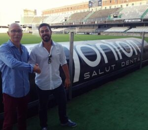 Frank Castelló ha recibido en las instalaciones del Estadio Castalia al doctor Diego Monfort, fundador del centro Salut Dental. FOTO: CD CASTELLÓN