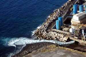 desaladora devolviendo agua al mar