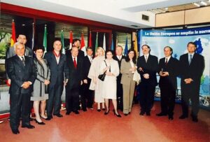 Los doce embajadores de Europa Central que ingresaron en la UE acompañan al embajador Jorge Fuentes en el acto de imposición de la Cruz de Oro de Lituania.