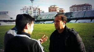 Emilio Isierte dialogó con Pepe Soler y Raúl Larios antes del entrenamiento. FOTO: cdcastellon.com