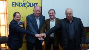 Llaneza, junto a los alcaldes de Salsadella y Santa Magdalena, y el concejal de Alcalà de Xivert. FOTO: VILLARREAL CF