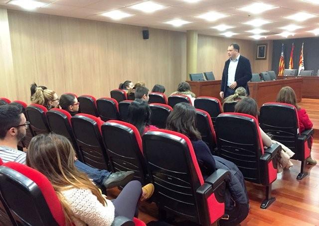 Entrada de los nuevos becarios.