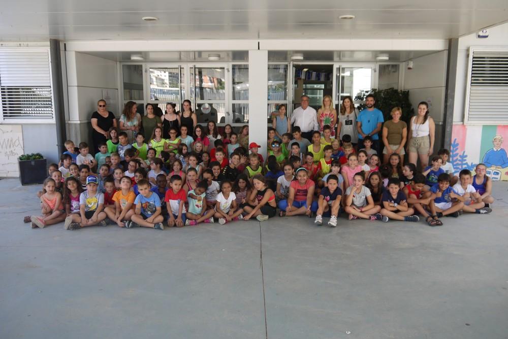 Unos niños reciben una clase de surf en la playa de Benicàssim