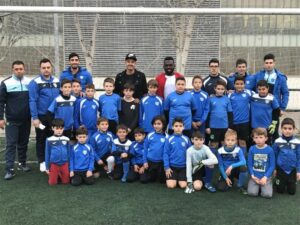 Los jugadores del Castellón con los chavales de La Estrella de Castellón. FOTO: CD CASTELLÓN