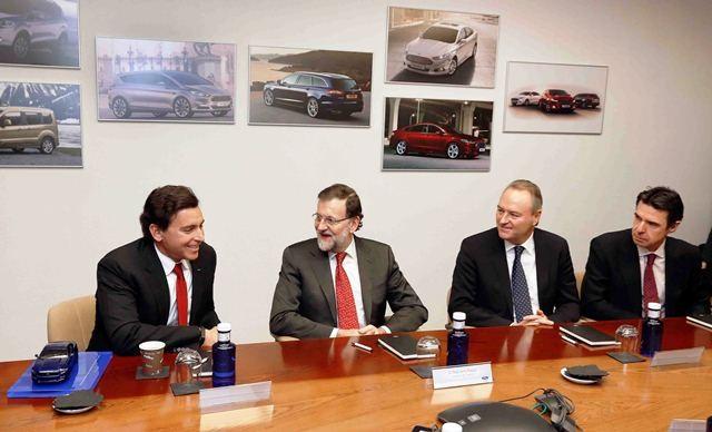 El President de la Generalitat, Alberto Fabra, acompaña al presidente del Gobierno, Mariano Rajoy, en la visita que realiza a la planta de Ford-Almussafes. 05/02/2015. Foto: J.A.Calahorro.