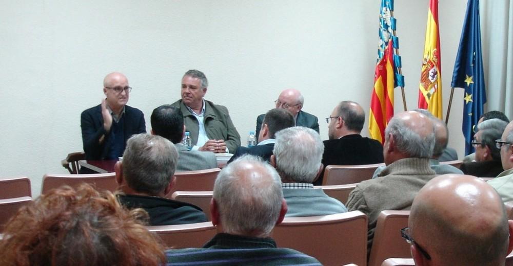 La Comunidad de Regantes de Vila-real presentó ayer por la tarde “Los derechos históricos de las aguas del río Millars en las villas de la Plana de Castelló”.  El acto de presentación se englobo dentro de la conferencia impartida por el doctor Vicente García Edo, profesor titular de Historia del Derecho en la Universidad Jaime I de Castellón. Con este acto culminan las jornadas que la entidad está celebrando en conmemoración del 125 aniversario de la apertura de su sede social, obra del arquitecto Manuel Montesinos.  Entre ellos la exposición “El Sindicat de Regs, drets i usos de l’aigua” que, debido a la afluència de público, prolongarà su exhibición hasta el domingo 28 de abril.