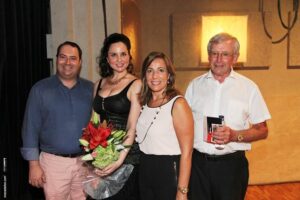 Sandra Pastrana junto a la alcaldesa de Benicàssim.