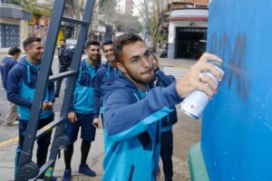 Cinco jugadores han participado en la elaboración de esta obra de arte en el barrio de Palermo. FOTO: VILLARREAL CF