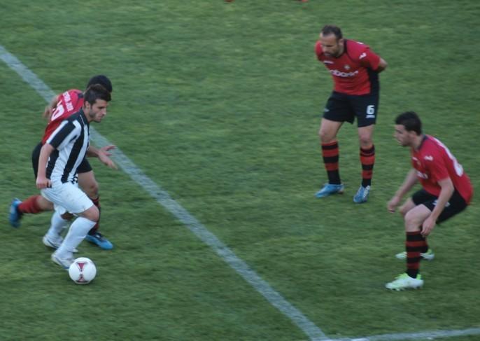 El Castellon estuvo espeso y sin apenas ideas ante un ordenado Utiel. FOTO: JORGE SASTRIQUES