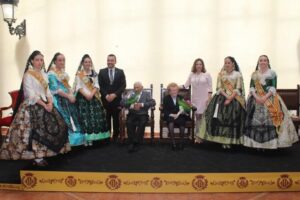 Homenatge a l'home i la dona de més edat.