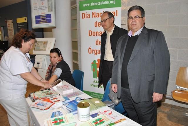 El Hospital La Plana de Vila-real acogió ayer una Mesa Informativa de la Asociación ALCER Castalia con motivo de la conmemoración del Día Mundial del Riñón. La mesa, colocada en la entrada principal de Consultas Externas, ha tenido como objetivo concienciar e informar a los usuarios del centro sobre la enfermedad renal y la donación de órganos. Además, se han realizado controles de salud como mediciones de la presión arterial por parte de personal sanitario del Hospital.