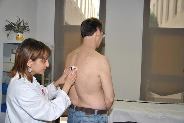 El Hospital La Plana ha participado este año en la Campaña del Euromelanoma que impulsa la Academia Española de Dermatología y Venereología con la revisión de pacientes de riesgo por parte de la Sección de Dermatología en las consultas del Hospital. Además, junto con el voluntariado de la Asociación Española Contra el Cáncer, se ha instalado una mesa informativa en la que se aconsejaba a los pacientes y usuarios del hospital que se protegieran de los efectos del sol para prevenir la aparición de este tipo de cáncer de piel.