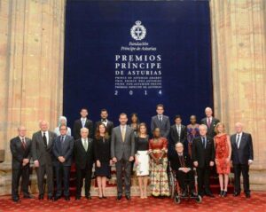 Todos los premiados junto a los Reyes.