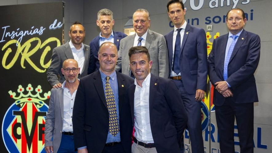 Los condecorados con la insignia de oro del club, junto al presidente Fernando Roig. FOTO:: VILLARREAL CF