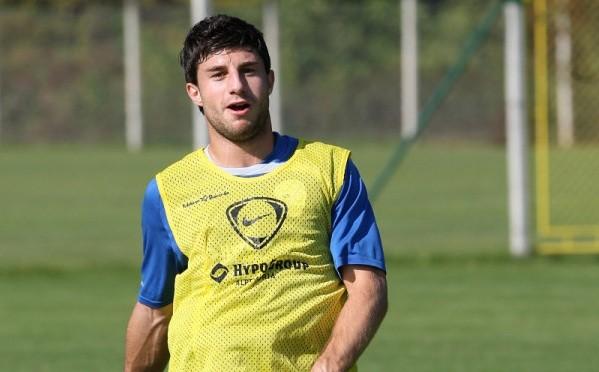 El defensa esloveno Bojan Jokic, con los alumnos del centro almassorense.