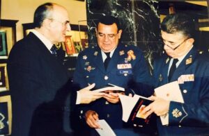 Jorge Fuentes con el Ministro del Ejército del Aire y el director de la Academia General del Aire