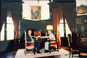 Jorge Fuentes con el director de la Academia Militar de Zaragoza