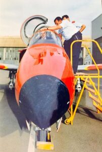 Jorge Fuentes en un avión del Ejército del Aire