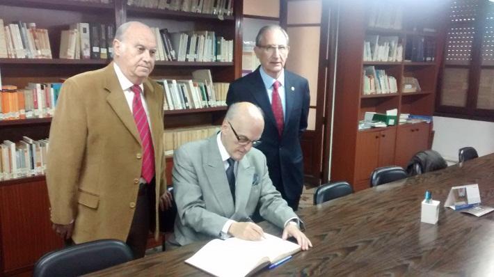 Jorge Fuentes firma el libro de honor del Ateneo