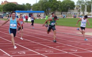 Kevin Sánchez participa en los 110 metros vallas.