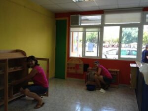 El Ayuntamiento de Peñíscola prepara la Ludoteca Municipal para el próximo curso y renueva sus instalaciones. El principal cambio es el nuevo acceso por la calle peatonal Prado, así como la redistribución de la decoración de la Ludopeques, que acogerá a una treintena de niños y niñas de dos años en este espacio de pre-socialización antes de la etapa escolar. Durante las tardes, la Ludoteca dará cobertura a las necesidades de los alumnos de educación primaria, de entre tres y once años, con talleres específicos para cada edad a lo largo de toda la semana. Las obras de mejora y adecuación de este espacio las está llevando a cabo la Brigada Municipal de Obras y el equipo de monitoras del servicio.