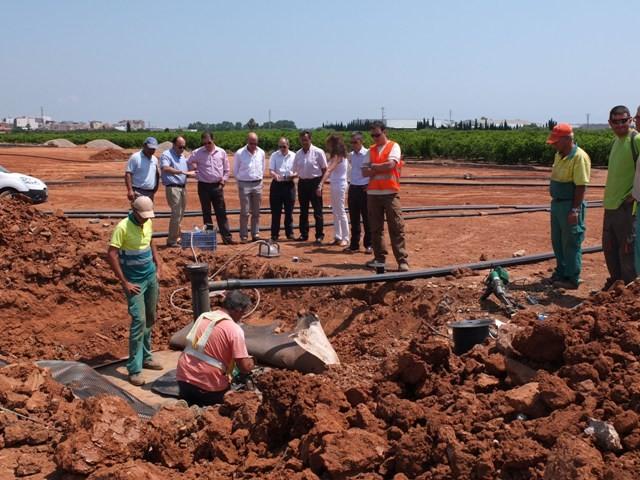 Visita obras de sellado del vertedero. Alcalde de Nules, Mario García; Dtor Gral de Calidad Ambiental, Vicente Tejedo y representantes de la empresa adjudicataria de las obras. 24/07/2013. AYUNTAMIENTO DE NULES