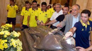 Jugadores, directivos y autoridades, en la Basílica de Sant Pasqual. FOTO: villarrealcf.es