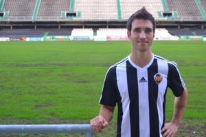 El joven delantero noruego Olsen reforzará la delantera del equipo albinegro. FOTO: cdcastellon.com