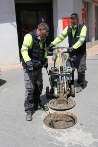 operarios realiando tratamiento plagas vall d'alba