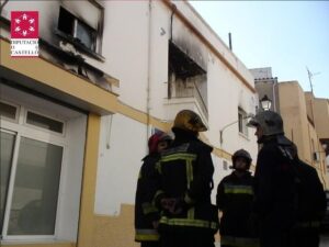 Bomberos en el lugar del incendio. 