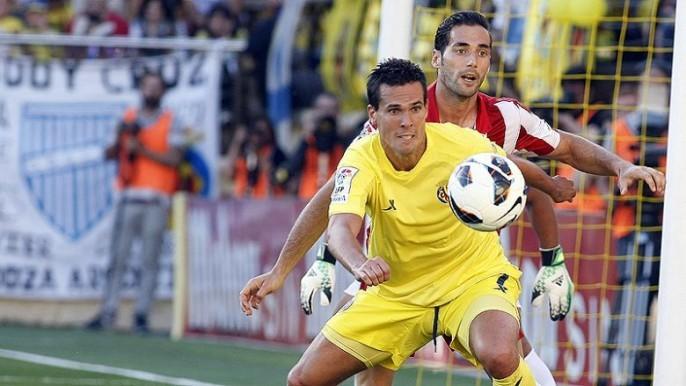 Charlie Meseguer, pelea un balón en el partido en El Clariano. FOTO: FFCV