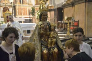 pas solidari del mantell de la Mare de Déu