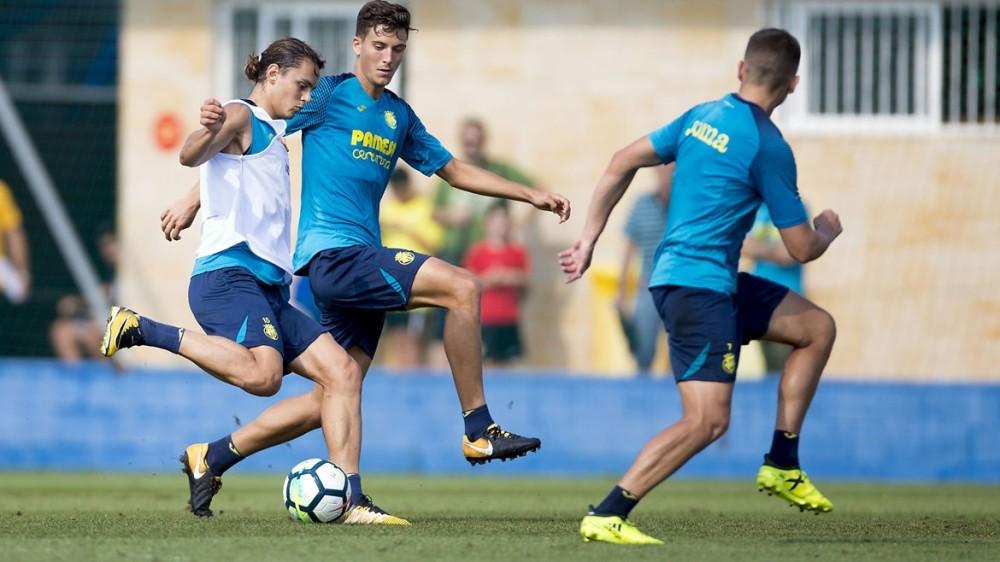 Pau Torres firma autógrafos a los más pequeños en el acto.